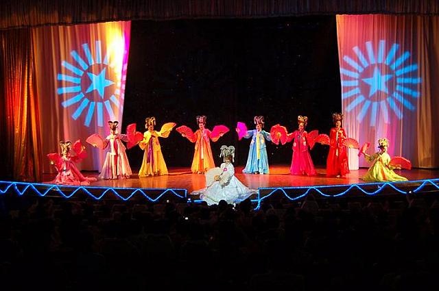 こっちは中国？自分の国の衣装や音楽が流れるというのは何だか嬉しいものですよね♪