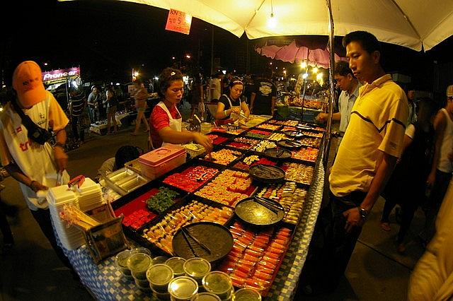タイ人が大好きなお寿司。でも野外でお寿司ってすごいな～。