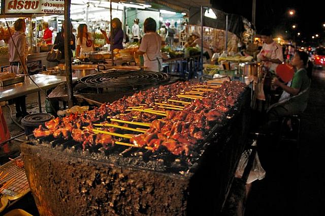 ナイトマーケットは夜食になる屋台がいっぱいで嬉しい