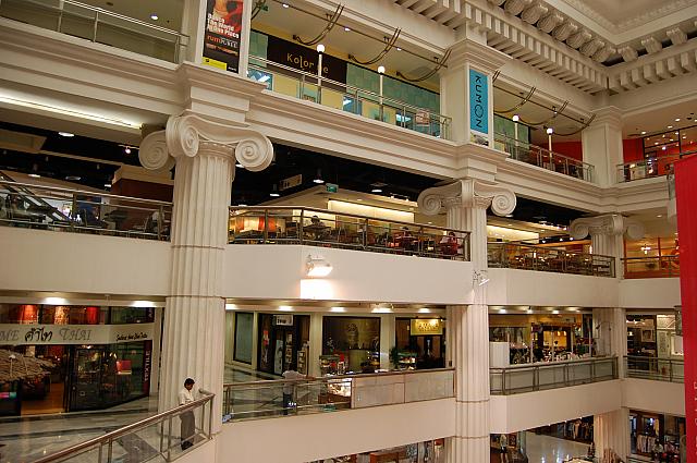 白を基調とした清潔感のある店内