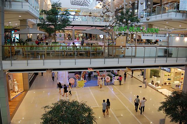 吹き抜けのデパート内は開放感十分