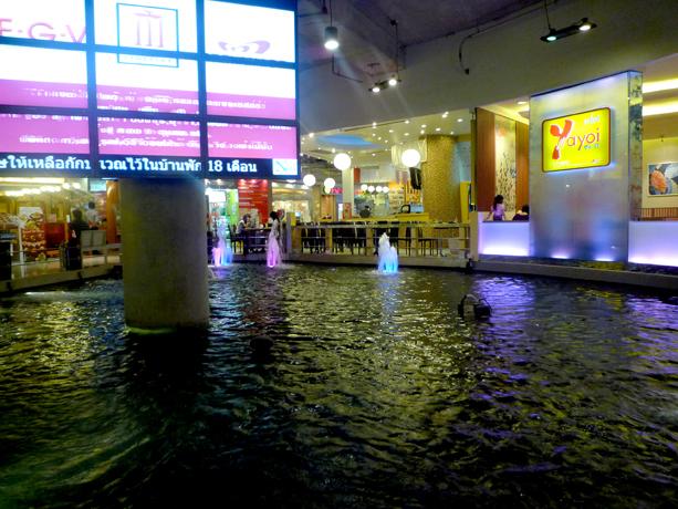 レストラン街も自慢のうちの一つ。日系レストランもあり平日も人で賑わいます。