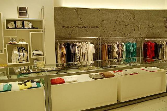 紳士服の品揃えも良い