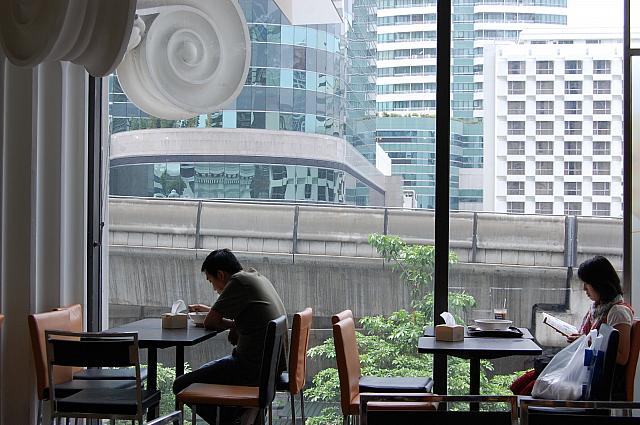 BTS（スカイトレイン）を眺めながら食事ができる人気のフードコート