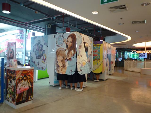 日本と同じくプリクラは学生に大人気！特にコスプレ衣装で撮るグループも多数