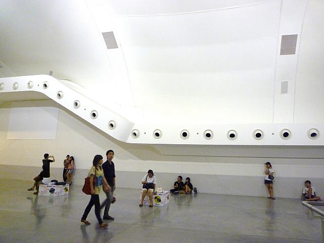 上階にある広場は時にはイベント会場やマーケットに変身