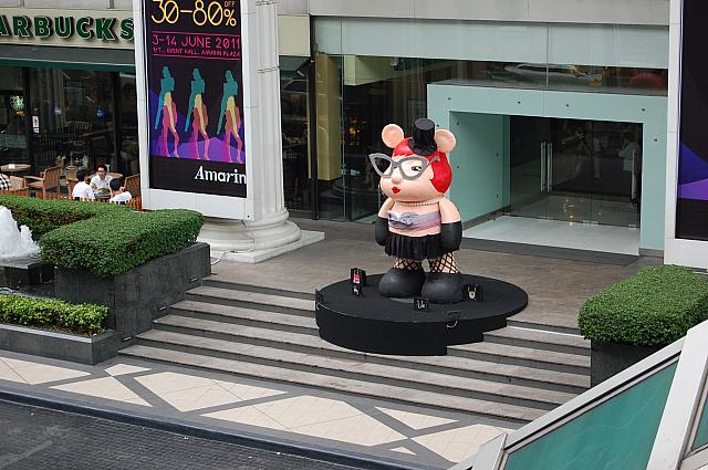 入り口にあるクマがシンボル。季節によって姿を変えるためファンも多い。