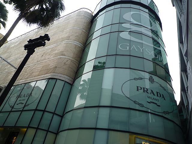 丸い筒状の建物が特徴的で目立ちます