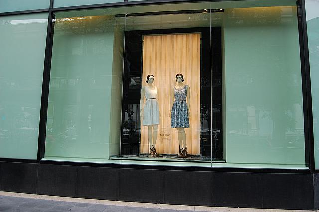 店内には高級ブランドがずら～っと並びます。ほかにもカフェもあって一休みにちょうどいい。