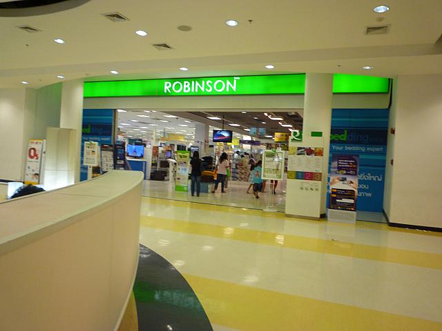 一つのショッピングモールに二つのデパートが入っています