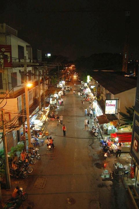 夜遅くまで賑わう屋台街
