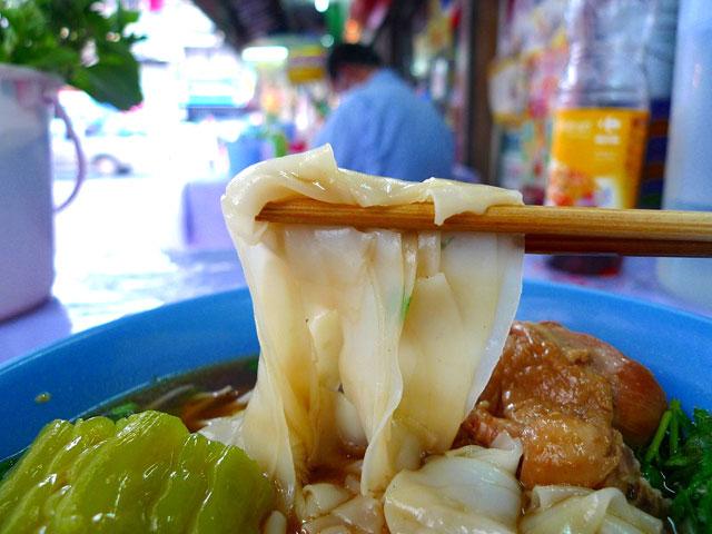 太めの麺がだしのきいたスープと最高のハーモニーを奏でます