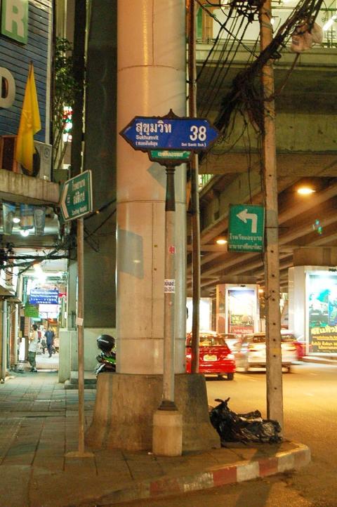 ＢＴＳトンロー駅をでてすぐ