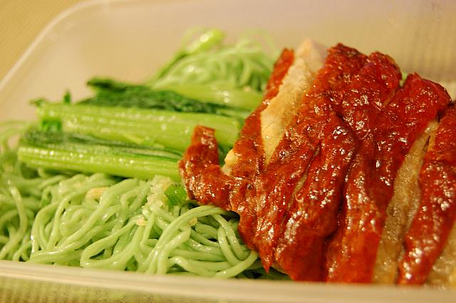 緑色をした麺は歯ごたえがあって美味しい　６５Ｂａｔｈ