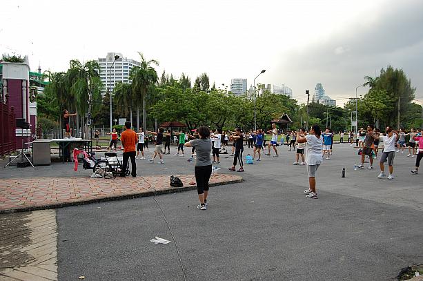 早朝のルンピニー公園
