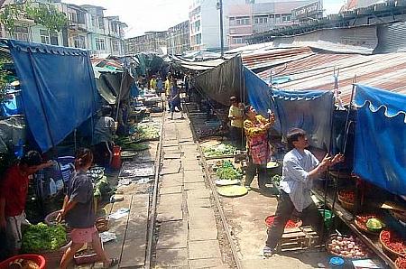 メークロン市場も見に行けます