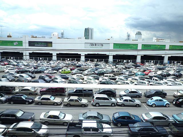 隙間が無いほど埋まる駐車場