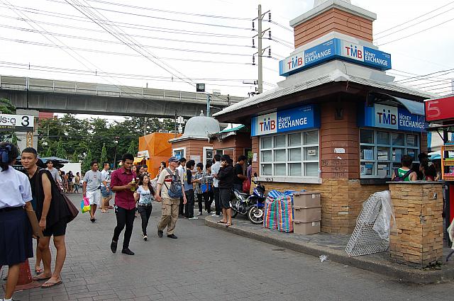 屋根のある場所と屋外では体感温度がまったく違います