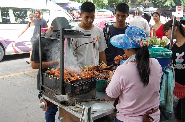 タイ人の姿が目立つＪＪ外の屋台