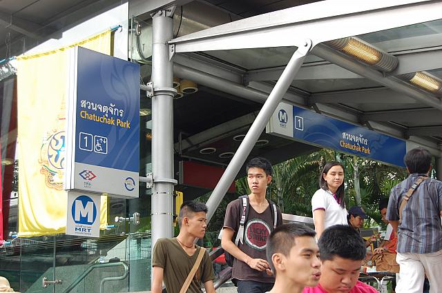 ＢＴＳモーチット駅は１番出口、ＭＲＴチャトゥチャック・ウィークエンド・マーケット駅も１番出口をでます。駅をでてどちらも５ｍほど真っ直ぐ進むと「チャトゥチャック公園」の入り口があります。