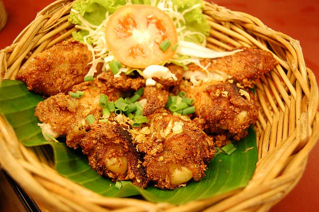 カリカリのチキンはもち米との相性抜群