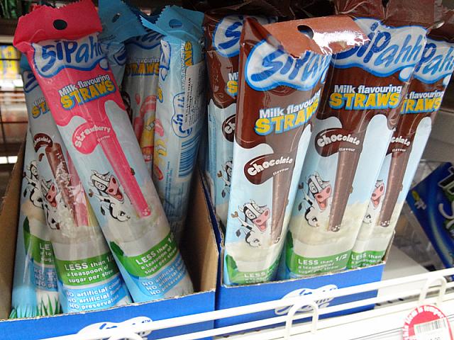 このストローでミルクを飲むと味がイチゴ味やチョコレート味になっちゃうそうです。