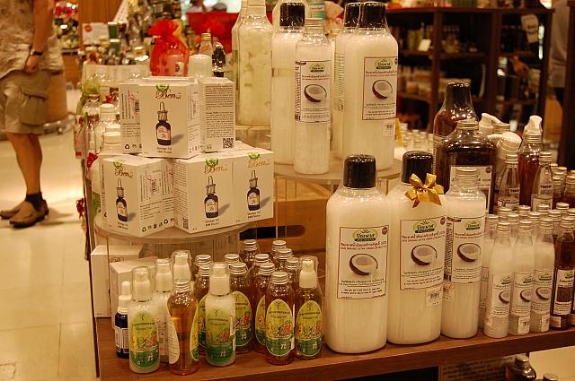 100%ココナッツオイルは刺激もなく肌にしっとり馴染みます。小さなボトルで120Bath