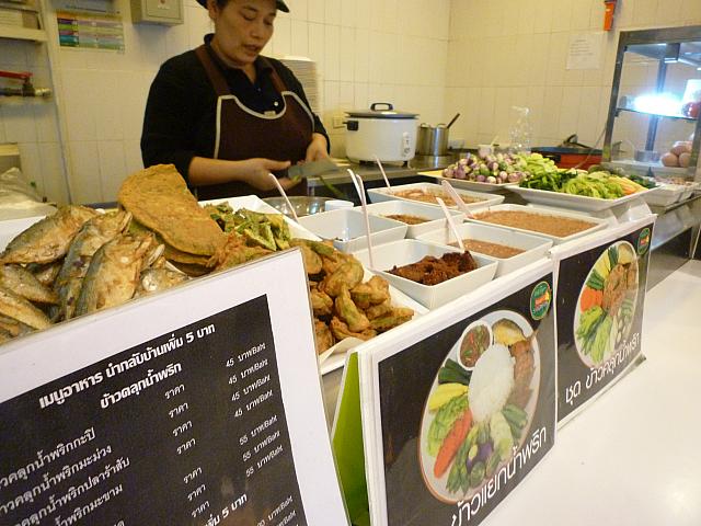 フードコートは清潔で安くて美味しいタイ料理を食べることができます