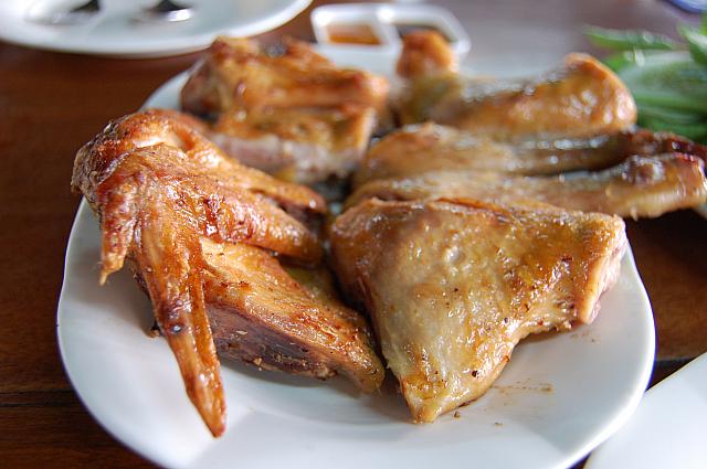 こちらが一番人気のガイヤーン（焼き鳥）。２～３人で食べてもお腹いっぱいになります。