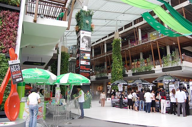 レストランにカフェなど飲食店が充実