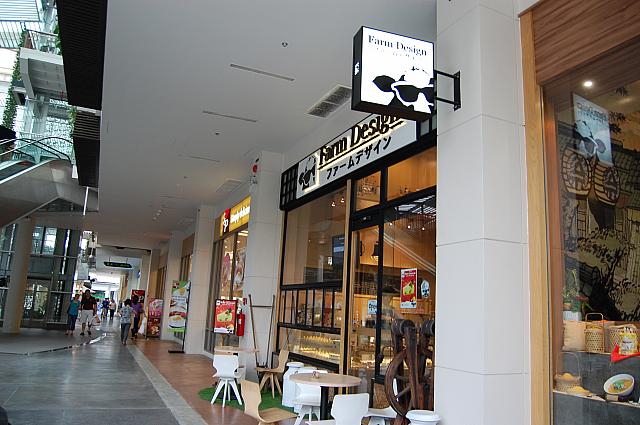 レストランやカフェのほかにタイ料理がメインのフードコートがあります