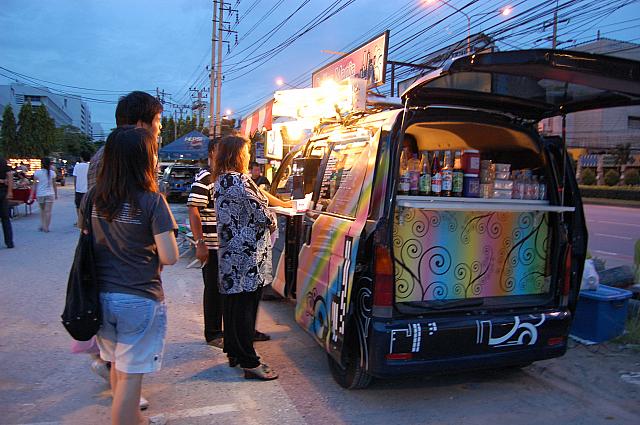 車を改造してできたカフェ＆バー