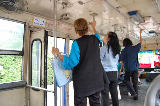 ②天井が窓枠側にあるベルを押して運転手に降りることを伝えます