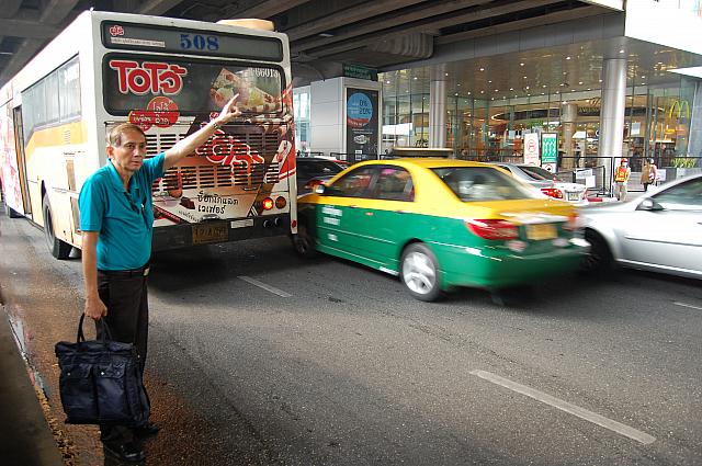 腕を体の前に出し運転手に乗車する意思を伝えます