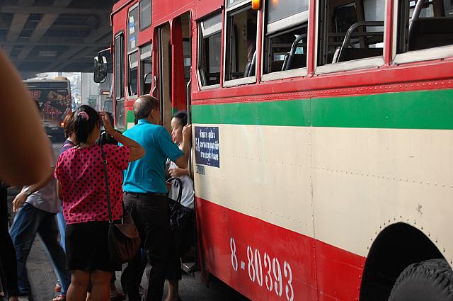 バスが停車するのをバスの近くで待つのは危険ですのでご注意ください。