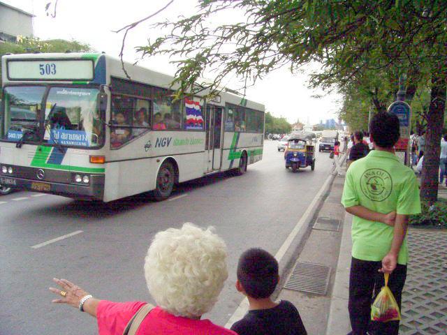 バスを停めたい時は運転手に乗ることを合図します