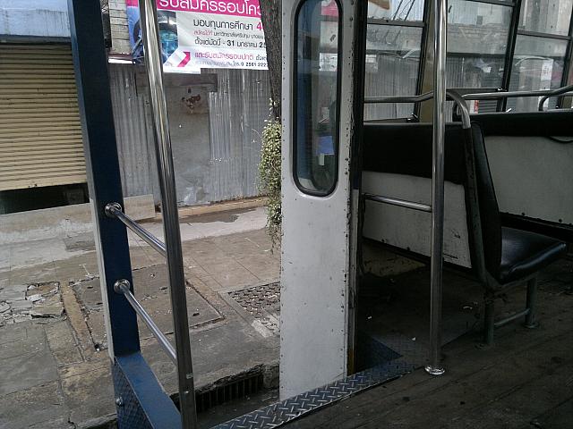 雨の日でもバスは運行していますが、床が滑るのでお気をつけください。