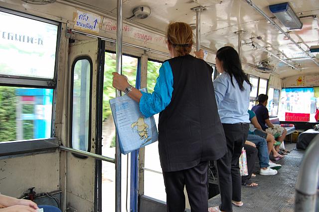 降りる前にはドア付近でバスが停まるのを待ちます。停車前にドアが開くことがありますので注意してください。