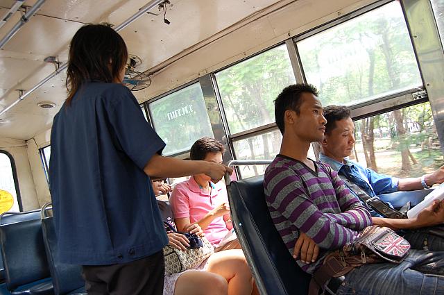 運転手のほかに料金を徴収にくるスタッフが乗車しています