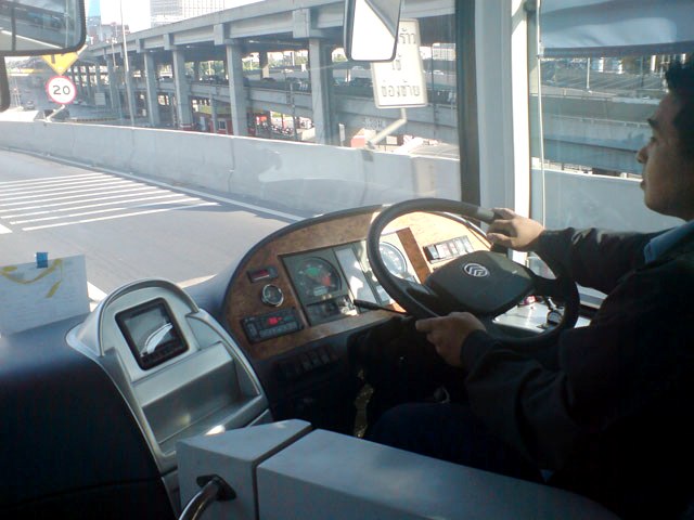 バスの運転手さんは運転の荒い人が多いです