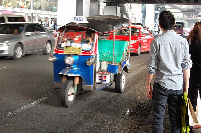 車道にでて停めるのはバイクや車などが走ってくるので非常に危険です