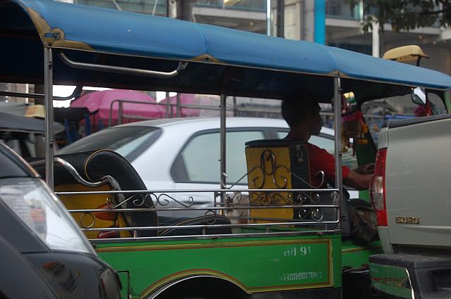 タイ人の中には大人数で溢れかえるほど乗り込む人たちもいます