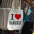 タイにいる外国人がタイへの旅行の記念に買っていきます