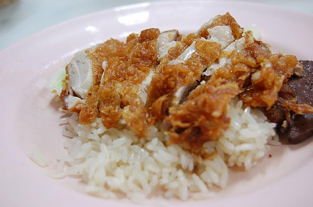カオマンガイトーは鶏肉を蒸しではなく揚げています