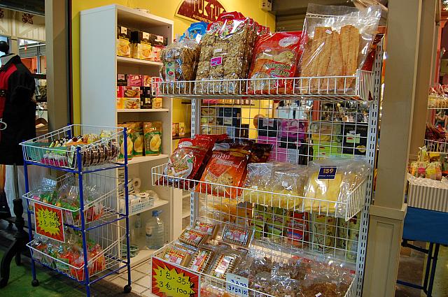 お土産にぴったりのお土産屋さんもあります