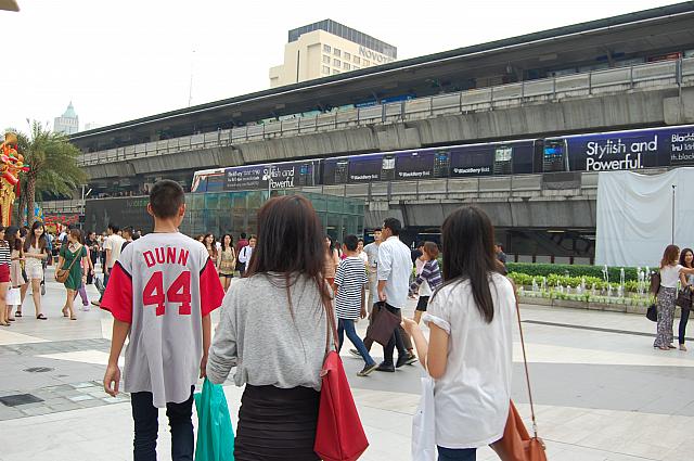 タイ人で多いのがTシャツにパンツ、もしくはスカートです。