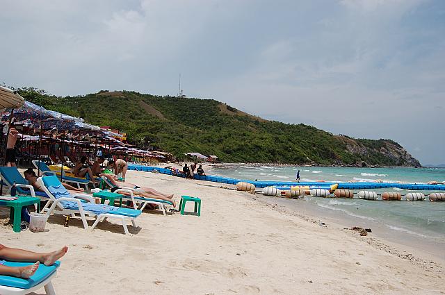 パタヤの船着場から定期船で約45分の「ラーン島」