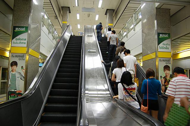 タイのエスカレーターは日本よりも何だかスピードが速いようなので、注意してください！