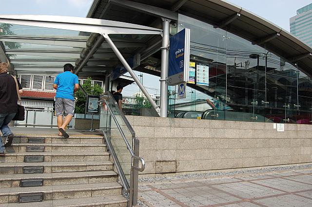 スティサン駅（Sutthisan）・・・ラチャダーピセーク通り