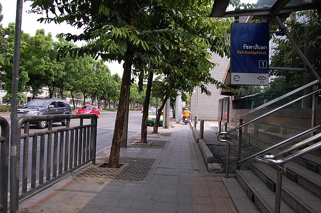 ラチャダーピセーク駅（Ratchadaphisek）・・・ラチャダーピセーク通り